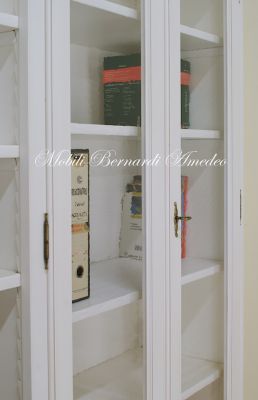 Libreria stile classico costruita artigianalmente in legno massello con ante e cassetti finitura colore bianco anticato